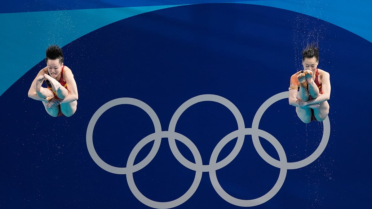 China's Chen Yiwen and Chang Yani compete in the women's synchronised 3m springboard diving final at the 2024 Summer Olympics, Saturday, July 27, 2024, in Saint-Denis, France.  - (AP Photo/Lee Jin-man)
